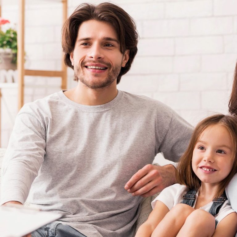 Vater und Tochter freuen sich über eine Lösung